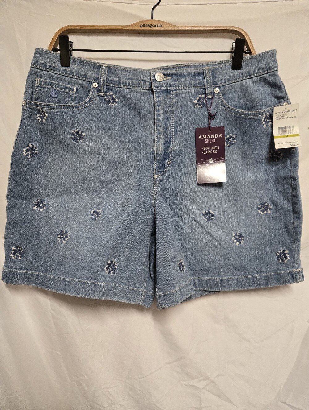 Gloria Vanderbilt Light Blue Denim Amanda Short with Embroidered Daisies